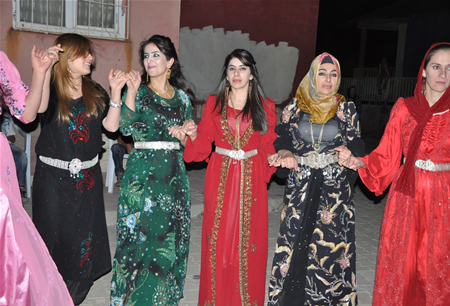 Hakkari'nin Yüksekova ilçesinde 17-18.2011 Eylül Dünya evine giren bazı çiftlerimizi sizler için sayfamıza taşıdık. Yüksekova Güncel ailesi olarak tüm çiftlerimize mutluluklar dileriz.