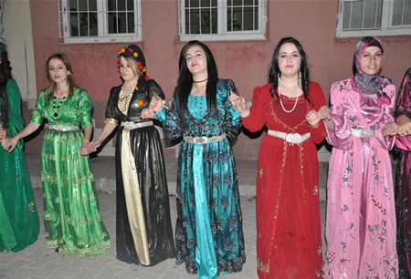 Hakkari'nin Yüksekova ilçesinde 17-18.2011 Eylül Dünya evine giren bazı çiftlerimizi sizler için sayfamıza taşıdık. Yüksekova Güncel ailesi olarak tüm çiftlerimize mutluluklar dileriz.
