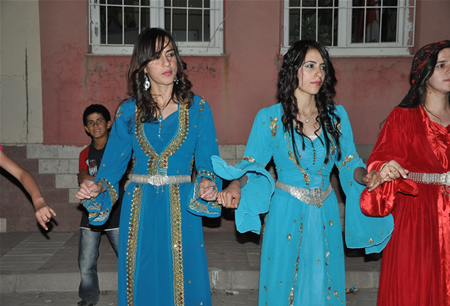 Hakkari'nin Yüksekova ilçesinde 17-18.2011 Eylül Dünya evine giren bazı çiftlerimizi sizler için sayfamıza taşıdık. Yüksekova Güncel ailesi olarak tüm çiftlerimize mutluluklar dileriz.