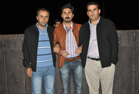 Hakkari'nin Yüksekova ilçesinde 17-18.2011 Eylül Dünya evine giren bazı çiftlerimizi sizler için sayfamıza taşıdık. Yüksekova Güncel ailesi olarak tüm çiftlerimize mutluluklar dileriz.