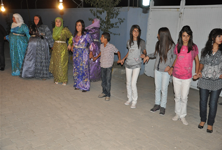 Hakkari'nin Yüksekova ilçesinde 17-18.2011 Eylül Dünya evine giren bazı çiftlerimizi sizler için sayfamıza taşıdık. Yüksekova Güncel ailesi olarak tüm çiftlerimize mutluluklar dileriz.