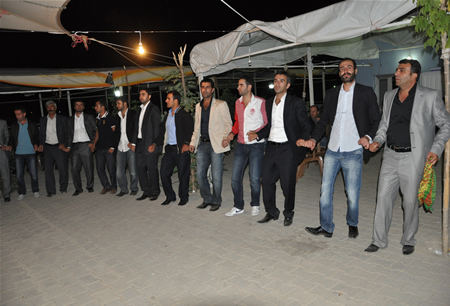 Hakkari'nin Yüksekova ilçesinde 17-18.2011 Eylül Dünya evine giren bazı çiftlerimizi sizler için sayfamıza taşıdık. Yüksekova Güncel ailesi olarak tüm çiftlerimize mutluluklar dileriz.