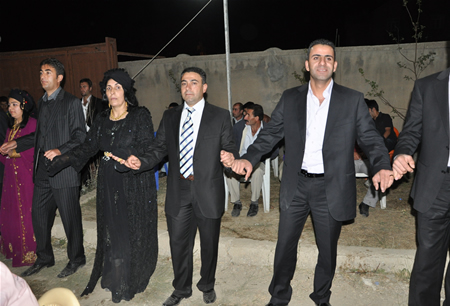 Hakkari'nin Yüksekova ilçesinde 17-18.2011 Eylül Dünya evine giren bazı çiftlerimizi sizler için sayfamıza taşıdık. Yüksekova Güncel ailesi olarak tüm çiftlerimize mutluluklar dileriz.