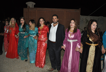 Hakkari'nin Yüksekova ilçesinde 17-18.2011 Eylül Dünya evine giren bazı çiftlerimizi sizler için sayfamıza taşıdık. Yüksekova Güncel ailesi olarak tüm çiftlerimize mutluluklar dileriz.