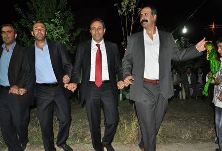 Hakkari'nin Yüksekova ilçesinde 17-18.2011 Eylül Dünya evine giren bazı çiftlerimizi sizler için sayfamıza taşıdık. Yüksekova Güncel ailesi olarak tüm çiftlerimize mutluluklar dileriz.