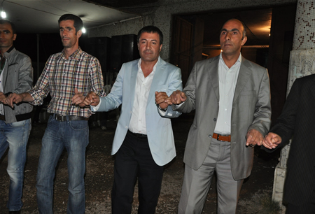 Hakkari'nin Yüksekova ilçesinde 17-18.2011 Eylül Dünya evine giren bazı çiftlerimizi sizler için sayfamıza taşıdık. Yüksekova Güncel ailesi olarak tüm çiftlerimize mutluluklar dileriz.