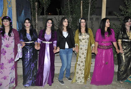 Hakkari'nin Yüksekova ilçesinde 17-18.2011 Eylül Dünya evine giren bazı çiftlerimizi sizler için sayfamıza taşıdık. Yüksekova Güncel ailesi olarak tüm çiftlerimize mutluluklar dileriz.