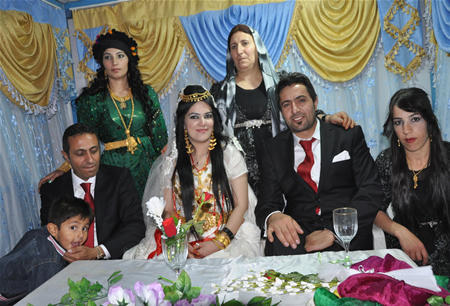 Hakkari'nin Yüksekova ilçesinde 17-18.2011 Eylül Dünya evine giren bazı çiftlerimizi sizler için sayfamıza taşıdık. Yüksekova Güncel ailesi olarak tüm çiftlerimize mutluluklar dileriz.