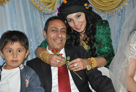 Hakkari'nin Yüksekova ilçesinde 17-18.2011 Eylül Dünya evine giren bazı çiftlerimizi sizler için sayfamıza taşıdık. Yüksekova Güncel ailesi olarak tüm çiftlerimize mutluluklar dileriz.