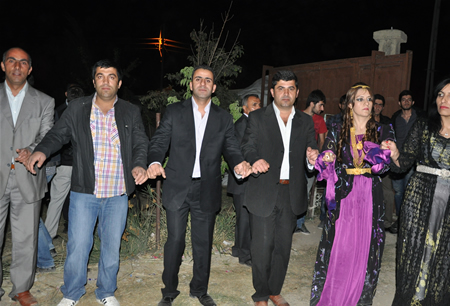 Hakkari'nin Yüksekova ilçesinde 17-18.2011 Eylül Dünya evine giren bazı çiftlerimizi sizler için sayfamıza taşıdık. Yüksekova Güncel ailesi olarak tüm çiftlerimize mutluluklar dileriz.