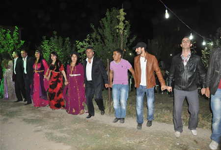 Hakkari'nin Yüksekova ilçesinde 17-18.2011 Eylül Dünya evine giren bazı çiftlerimizi sizler için sayfamıza taşıdık. Yüksekova Güncel ailesi olarak tüm çiftlerimize mutluluklar dileriz.