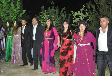 Hakkari'nin Yüksekova ilçesinde 17-18.2011 Eylül Dünya evine giren bazı çiftlerimizi sizler için sayfamıza taşıdık. Yüksekova Güncel ailesi olarak tüm çiftlerimize mutluluklar dileriz.