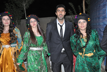 Hakkari'nin Yüksekova ilçesinde 17-18.2011 Eylül Dünya evine giren bazı çiftlerimizi sizler için sayfamıza taşıdık. Yüksekova Güncel ailesi olarak tüm çiftlerimize mutluluklar dileriz.