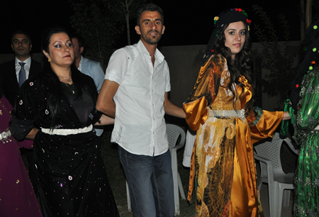 Hakkari'nin Yüksekova ilçesinde 17-18.2011 Eylül Dünya evine giren bazı çiftlerimizi sizler için sayfamıza taşıdık. Yüksekova Güncel ailesi olarak tüm çiftlerimize mutluluklar dileriz.