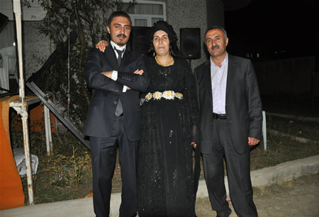 Hakkari'nin Yüksekova ilçesinde 17-18.2011 Eylül Dünya evine giren bazı çiftlerimizi sizler için sayfamıza taşıdık. Yüksekova Güncel ailesi olarak tüm çiftlerimize mutluluklar dileriz.