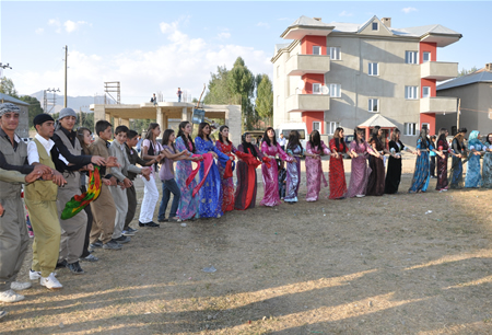 Hakkari'nin Yüksekova ilçesinde 17-18.2011 Eylül Dünya evine giren bazı çiftlerimizi sizler için sayfamıza taşıdık. Yüksekova Güncel ailesi olarak tüm çiftlerimize mutluluklar dileriz.