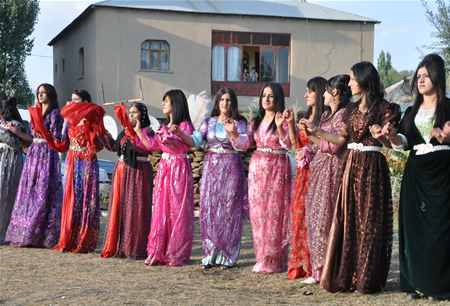 Hakkari'nin Yüksekova ilçesinde 17-18.2011 Eylül Dünya evine giren bazı çiftlerimizi sizler için sayfamıza taşıdık. Yüksekova Güncel ailesi olarak tüm çiftlerimize mutluluklar dileriz.