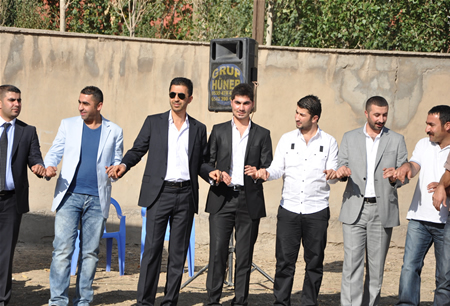 Hakkari'nin Yüksekova ilçesinde 17-18.2011 Eylül Dünya evine giren bazı çiftlerimizi sizler için sayfamıza taşıdık. Yüksekova Güncel ailesi olarak tüm çiftlerimize mutluluklar dileriz.