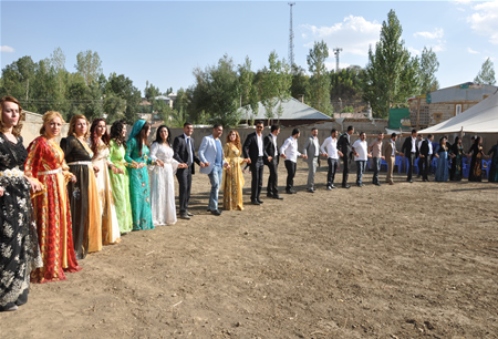 Hakkari'nin Yüksekova ilçesinde 17-18.2011 Eylül Dünya evine giren bazı çiftlerimizi sizler için sayfamıza taşıdık. Yüksekova Güncel ailesi olarak tüm çiftlerimize mutluluklar dileriz.