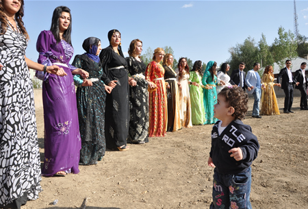 Hakkari'nin Yüksekova ilçesinde 17-18.2011 Eylül Dünya evine giren bazı çiftlerimizi sizler için sayfamıza taşıdık. Yüksekova Güncel ailesi olarak tüm çiftlerimize mutluluklar dileriz.