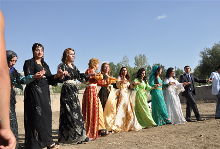 Hakkari'nin Yüksekova ilçesinde 17-18.2011 Eylül Dünya evine giren bazı çiftlerimizi sizler için sayfamıza taşıdık. Yüksekova Güncel ailesi olarak tüm çiftlerimize mutluluklar dileriz.
