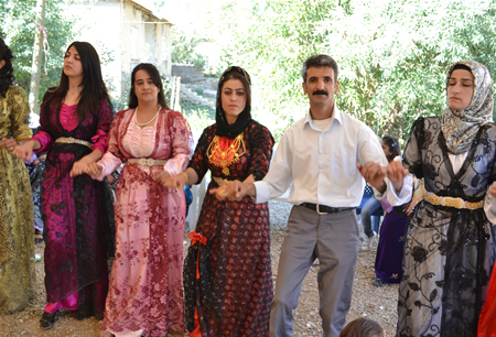 Hakkari'nin Yüksekova ilçesinde 17-18.2011 Eylül Dünya evine giren bazı çiftlerimizi sizler için sayfamıza taşıdık. Yüksekova Güncel ailesi olarak tüm çiftlerimize mutluluklar dileriz.
