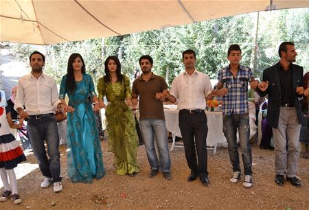 Hakkari'nin Yüksekova ilçesinde 17-18.2011 Eylül Dünya evine giren bazı çiftlerimizi sizler için sayfamıza taşıdık. Yüksekova Güncel ailesi olarak tüm çiftlerimize mutluluklar dileriz.