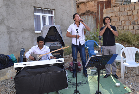 Hakkari'nin Yüksekova ilçesinde 17-18.2011 Eylül Dünya evine giren bazı çiftlerimizi sizler için sayfamıza taşıdık. Yüksekova Güncel ailesi olarak tüm çiftlerimize mutluluklar dileriz.
