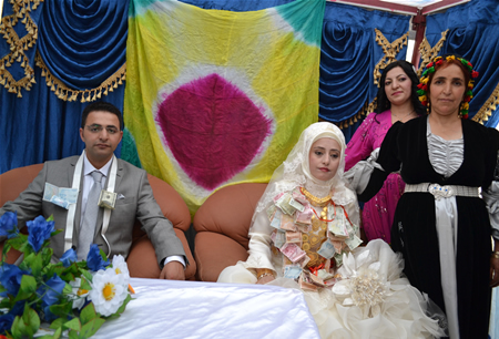 Hakkari'nin Yüksekova ilçesinde 17-18.2011 Eylül Dünya evine giren bazı çiftlerimizi sizler için sayfamıza taşıdık. Yüksekova Güncel ailesi olarak tüm çiftlerimize mutluluklar dileriz.