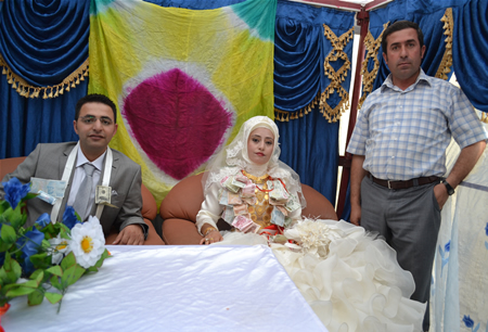 Hakkari'nin Yüksekova ilçesinde 17-18.2011 Eylül Dünya evine giren bazı çiftlerimizi sizler için sayfamıza taşıdık. Yüksekova Güncel ailesi olarak tüm çiftlerimize mutluluklar dileriz.