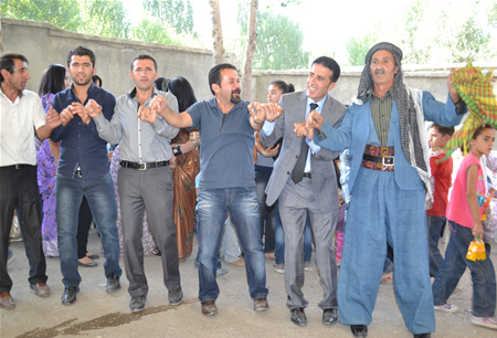 Hakkari'nin Yüksekova ilçesinde 17-18.2011 Eylül Dünya evine giren bazı çiftlerimizi sizler için sayfamıza taşıdık. Yüksekova Güncel ailesi olarak tüm çiftlerimize mutluluklar dileriz.