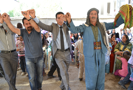 Hakkari'nin Yüksekova ilçesinde 17-18.2011 Eylül Dünya evine giren bazı çiftlerimizi sizler için sayfamıza taşıdık. Yüksekova Güncel ailesi olarak tüm çiftlerimize mutluluklar dileriz.