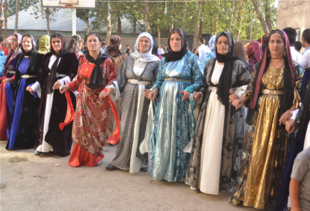 Hakkari'nin Yüksekova ilçesinde 17-18.2011 Eylül Dünya evine giren bazı çiftlerimizi sizler için sayfamıza taşıdık. Yüksekova Güncel ailesi olarak tüm çiftlerimize mutluluklar dileriz.