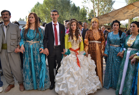 Hakkari'nin Yüksekova ilçesinde 17-18.2011 Eylül Dünya evine giren bazı çiftlerimizi sizler için sayfamıza taşıdık. Yüksekova Güncel ailesi olarak tüm çiftlerimize mutluluklar dileriz.
