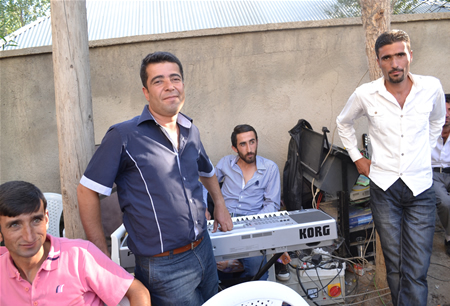 Hakkari'nin Yüksekova ilçesinde 17-18.2011 Eylül Dünya evine giren bazı çiftlerimizi sizler için sayfamıza taşıdık. Yüksekova Güncel ailesi olarak tüm çiftlerimize mutluluklar dileriz.