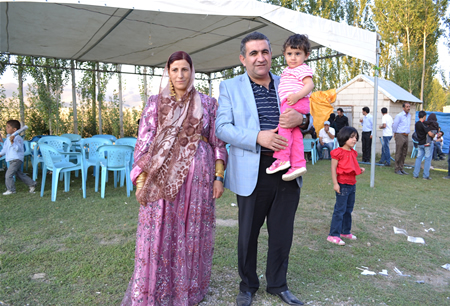 Hakkari'nin Yüksekova ilçesinde 17-18.2011 Eylül Dünya evine giren bazı çiftlerimizi sizler için sayfamıza taşıdık. Yüksekova Güncel ailesi olarak tüm çiftlerimize mutluluklar dileriz.
