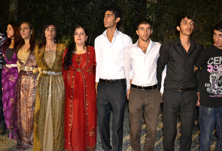 Hakkari'nin Yüksekova ilçesinde 17-18.2011 Eylül Dünya evine giren bazı çiftlerimizi sizler için sayfamıza taşıdık. Yüksekova Güncel ailesi olarak tüm çiftlerimize mutluluklar dileriz.