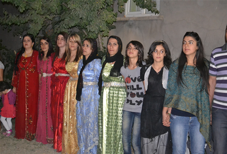 Hakkari'nin Yüksekova ilçesinde 17-18.2011 Eylül Dünya evine giren bazı çiftlerimizi sizler için sayfamıza taşıdık. Yüksekova Güncel ailesi olarak tüm çiftlerimize mutluluklar dileriz.