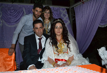 Hakkari'nin Yüksekova ilçesinde 17-18.2011 Eylül Dünya evine giren bazı çiftlerimizi sizler için sayfamıza taşıdık. Yüksekova Güncel ailesi olarak tüm çiftlerimize mutluluklar dileriz.