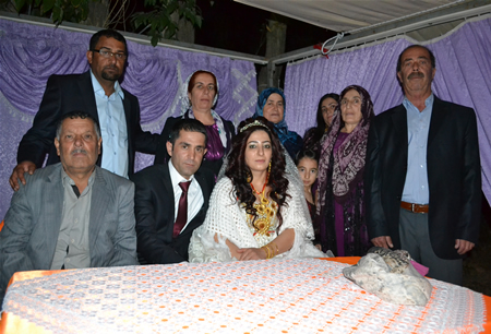 Hakkari'nin Yüksekova ilçesinde 17-18.2011 Eylül Dünya evine giren bazı çiftlerimizi sizler için sayfamıza taşıdık. Yüksekova Güncel ailesi olarak tüm çiftlerimize mutluluklar dileriz.