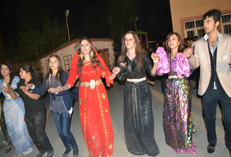 Hakkari'nin Yüksekova ilçesinde 17-18.2011 Eylül Dünya evine giren bazı çiftlerimizi sizler için sayfamıza taşıdık. Yüksekova Güncel ailesi olarak tüm çiftlerimize mutluluklar dileriz.