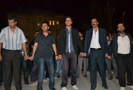 Hakkari'nin Yüksekova ilçesinde 17-18.2011 Eylül Dünya evine giren bazı çiftlerimizi sizler için sayfamıza taşıdık. Yüksekova Güncel ailesi olarak tüm çiftlerimize mutluluklar dileriz.