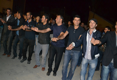 Hakkari'nin Yüksekova ilçesinde 17-18.2011 Eylül Dünya evine giren bazı çiftlerimizi sizler için sayfamıza taşıdık. Yüksekova Güncel ailesi olarak tüm çiftlerimize mutluluklar dileriz.