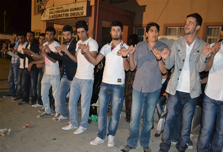 Hakkari'nin Yüksekova ilçesinde 17-18.2011 Eylül Dünya evine giren bazı çiftlerimizi sizler için sayfamıza taşıdık. Yüksekova Güncel ailesi olarak tüm çiftlerimize mutluluklar dileriz.