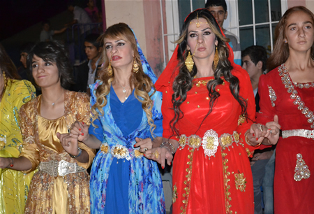 Hakkari'nin Yüksekova ilçesinde 17-18.2011 Eylül Dünya evine giren bazı çiftlerimizi sizler için sayfamıza taşıdık. Yüksekova Güncel ailesi olarak tüm çiftlerimize mutluluklar dileriz.