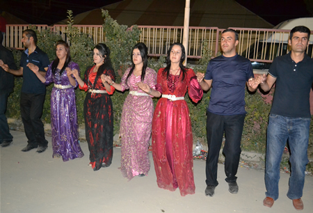 Hakkari'nin Yüksekova ilçesinde 17-18.2011 Eylül Dünya evine giren bazı çiftlerimizi sizler için sayfamıza taşıdık. Yüksekova Güncel ailesi olarak tüm çiftlerimize mutluluklar dileriz.