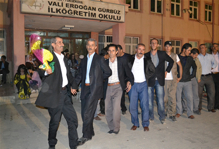 Hakkari'nin Yüksekova ilçesinde 17-18.2011 Eylül Dünya evine giren bazı çiftlerimizi sizler için sayfamıza taşıdık. Yüksekova Güncel ailesi olarak tüm çiftlerimize mutluluklar dileriz.