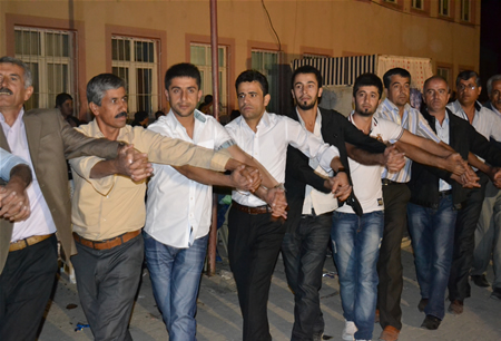 Hakkari'nin Yüksekova ilçesinde 17-18.2011 Eylül Dünya evine giren bazı çiftlerimizi sizler için sayfamıza taşıdık. Yüksekova Güncel ailesi olarak tüm çiftlerimize mutluluklar dileriz.