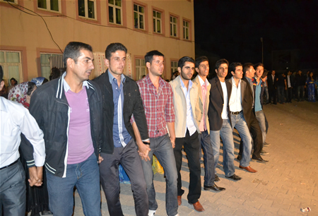 Hakkari'nin Yüksekova ilçesinde 17-18.2011 Eylül Dünya evine giren bazı çiftlerimizi sizler için sayfamıza taşıdık. Yüksekova Güncel ailesi olarak tüm çiftlerimize mutluluklar dileriz.