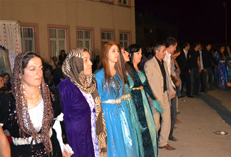 Hakkari'nin Yüksekova ilçesinde 17-18.2011 Eylül Dünya evine giren bazı çiftlerimizi sizler için sayfamıza taşıdık. Yüksekova Güncel ailesi olarak tüm çiftlerimize mutluluklar dileriz.